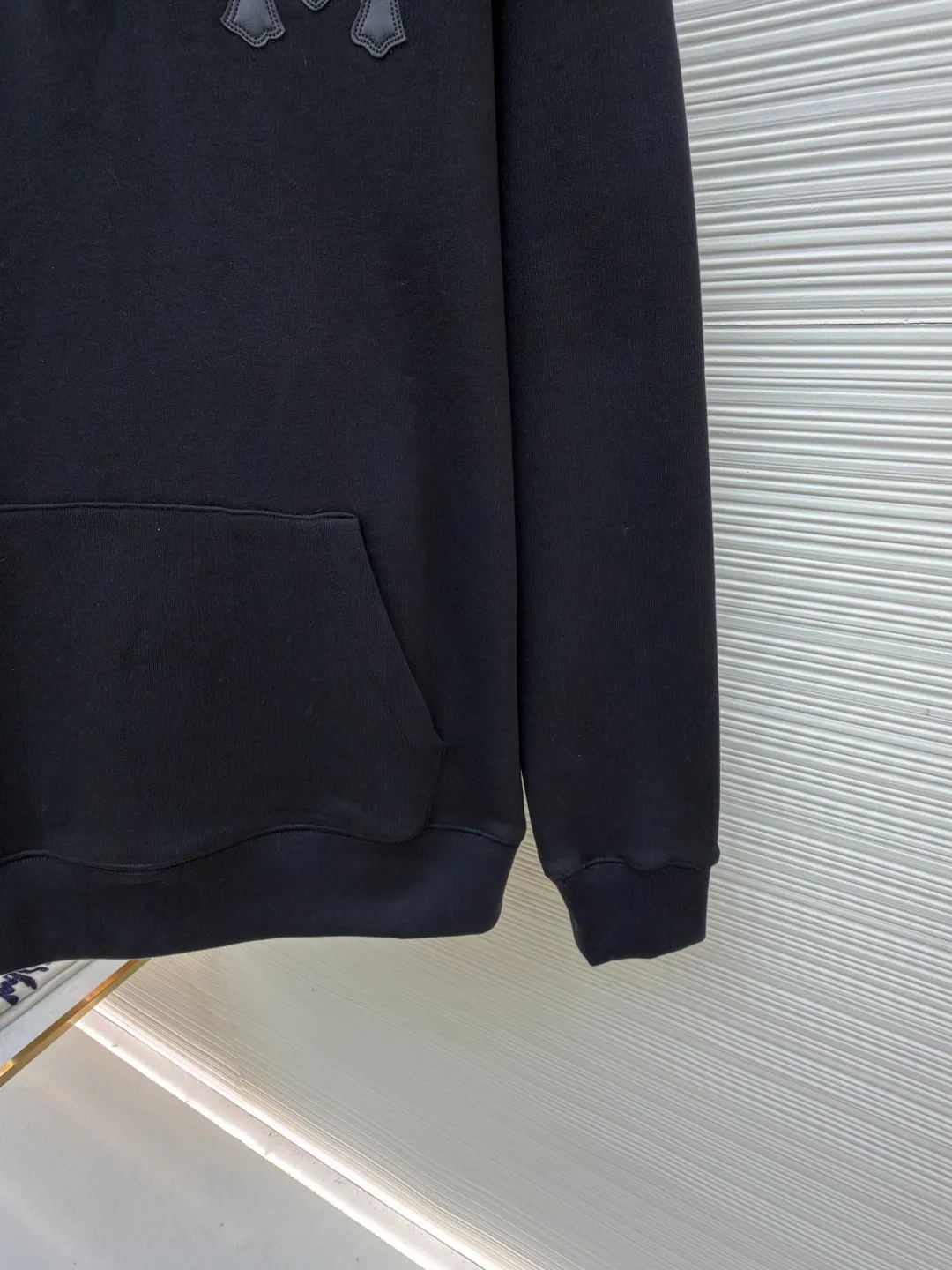 Chrome Hearts leather cross half-zip sweatshirt ●Original version: purchased and developed in 20999 ●Item number: 16802137-A75 ●Material: cotton fabric ●Technology: leather production ●Color: black ●Version: fitted version ●Weight: about 920 grams ●Size: S-M-L-XL ●Description: Made of high-weight pure cotton terry fabric, pre-shrunk to ensure wearing stability, three-dimensional leather cross labeling The half-zip neckline is equipped with a dagger-shaped zipper pull, combined with a curved hem and a kangaroo pocket. The overall wiring is straight and delicate, the fabric is comfortable and soft, and the color is consistent without color difference. It can be matched with the same style to create a fashionable look and control various occasions. Customized accessories, complete with three standards, same style for men and women!